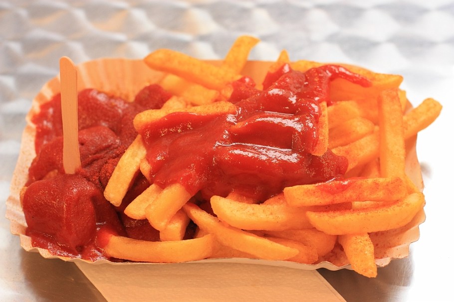 Currywurst mit Pommes, Curry 61, Berlin Mitte, Germany, fotoeins.com