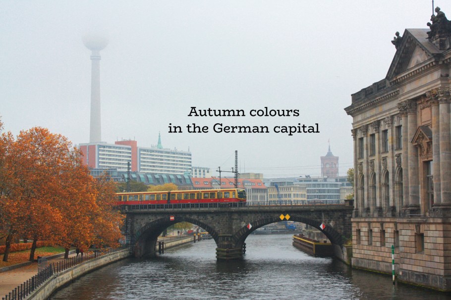 Monbijoubrücke, Museumsinsel, Fernsehturm, Spree, S-Bahn Berlin, Berlin, Germany, fotoeins.com