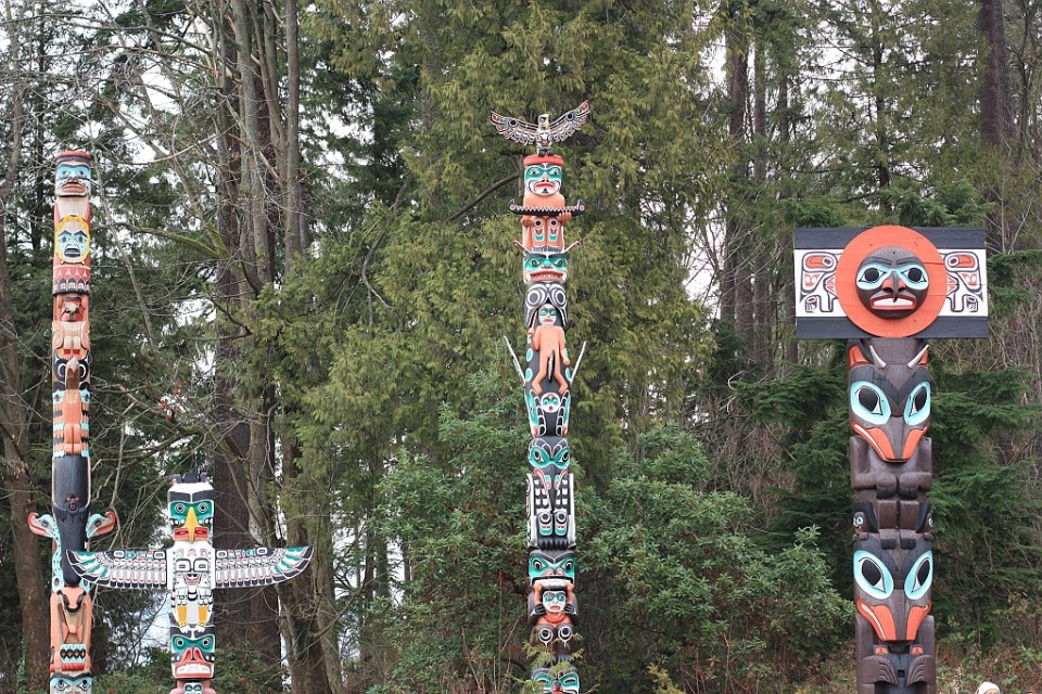 Totem poles at Brockton Point, Stanley Park, Vancouver, BC, Canada, fotoeins.com