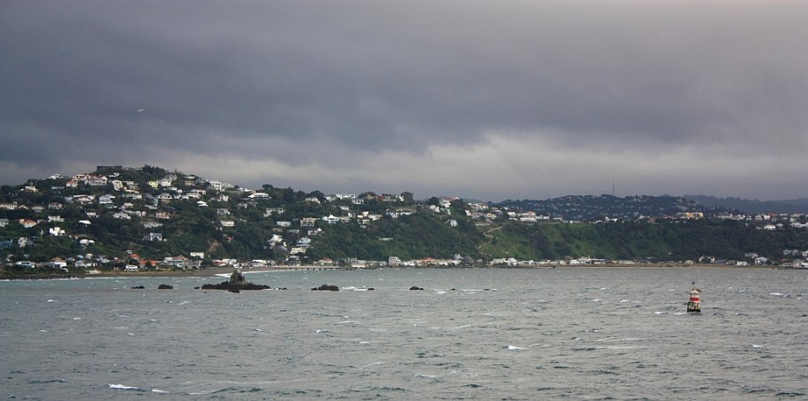 Shallow rocks; Strathmore Park on the Miramar peninsula, on board "Kaitaki" Interislander ferry from Wellington to Picton, New Zealand, fotoeins.com