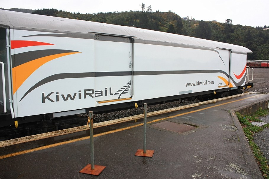 KiwiRail Coastal Pacific train, Picton to Christchurch, South Island, New Zealand, fotoeins.com