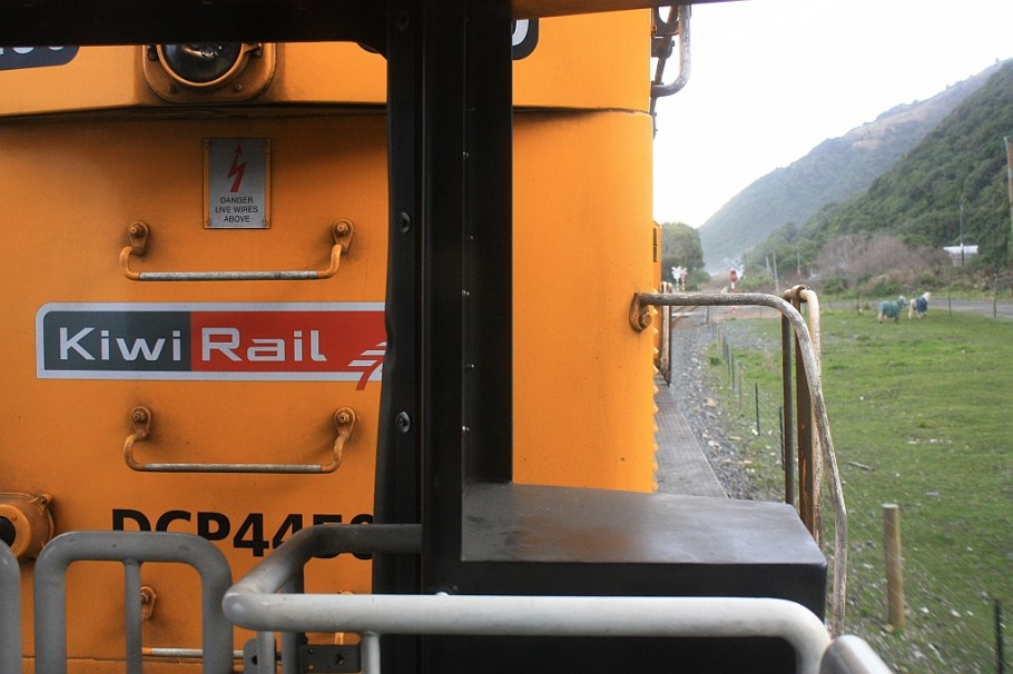 KiwiRail Coastal Pacific train, Picton to Christchurch, South Island, New Zealand, fotoeins.com