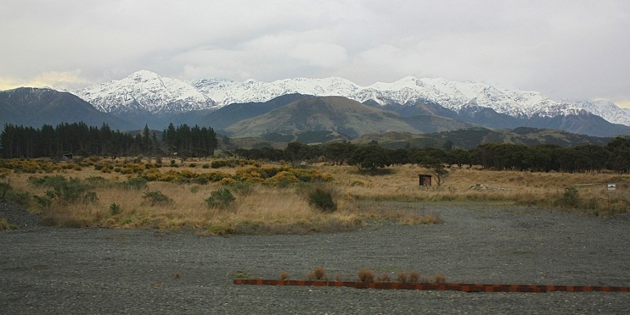 West to Kaikoura mountain ranges, on KiwiRail Coastal Pacific train, Picton to Christchurch, South Island, New Zealand, fotoeins.com