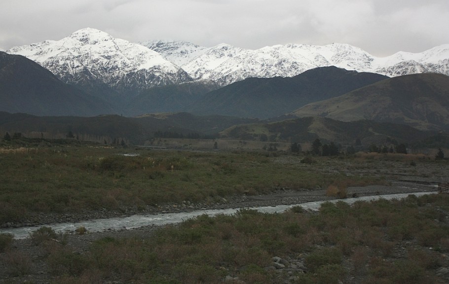 Seaward Kaikoura mountain range, on KiwiRail Coastal Pacific train, Picton to Christchurch, South Island, New Zealand, fotoeins.com