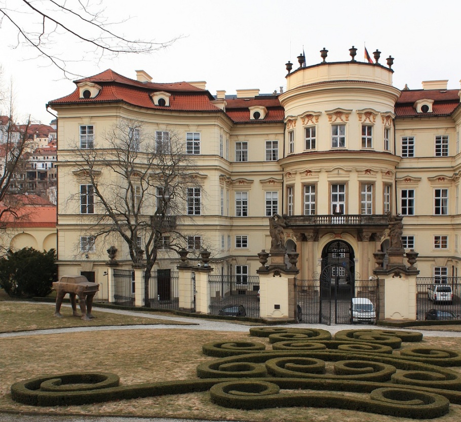 David Cerny, Quo Vadis?, sculpture, German Embassy, Prague, Praha, Czech Republic, fotoeins.com