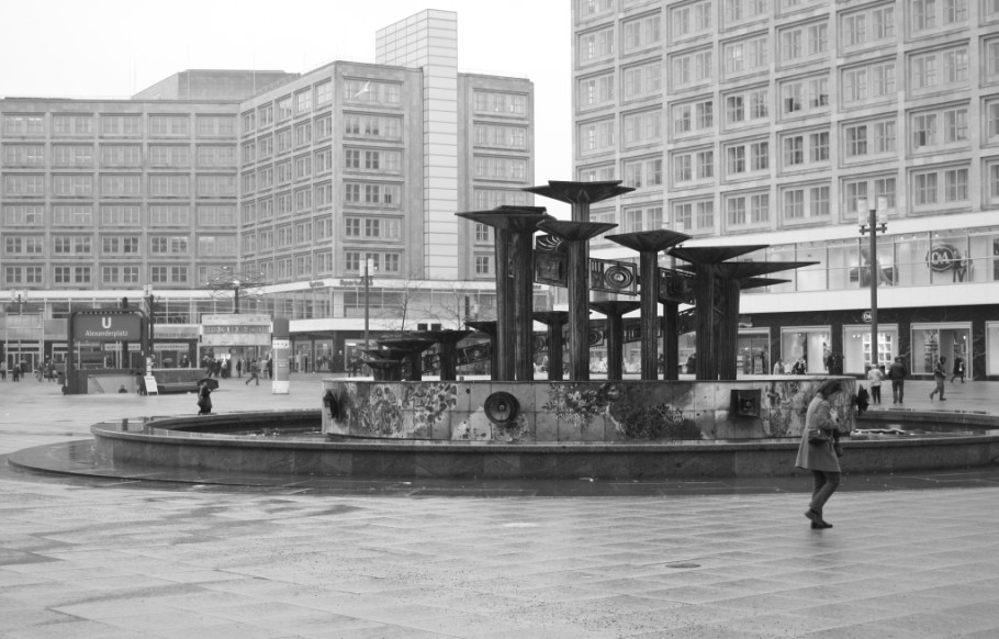 Brunnen der Völkerfreundschaft, Fountain of International Friendship, Alexanderplatz, Berlin, Germany, fotoeins.com