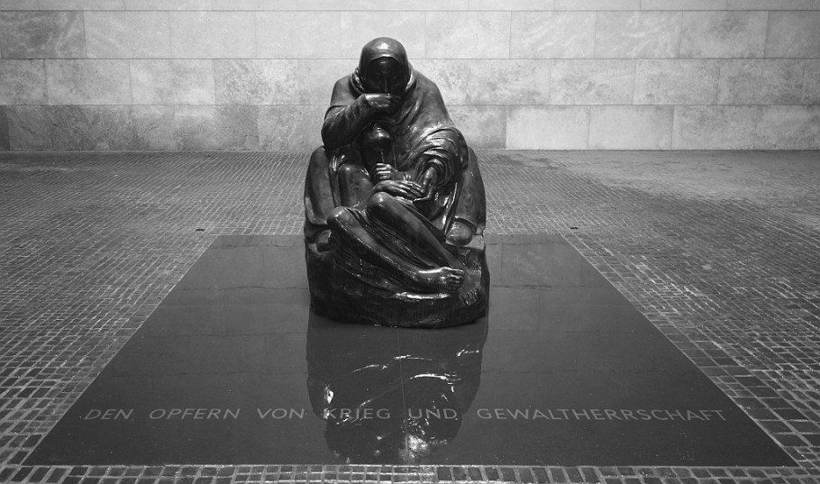 Mutter mit totem Sohn, Käthe Kollwitz, Neue Wache, Mitte, Berlin, Germany, fotoeins.com