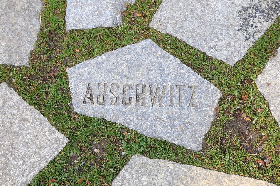 Denkmal fuer die ermordeten Sinti und Roma Europas, Memorial to Murdered Sinti and Romas in Europe, Dani Karavan, Tiergarten, Berlin, Germany, fotoeins.com