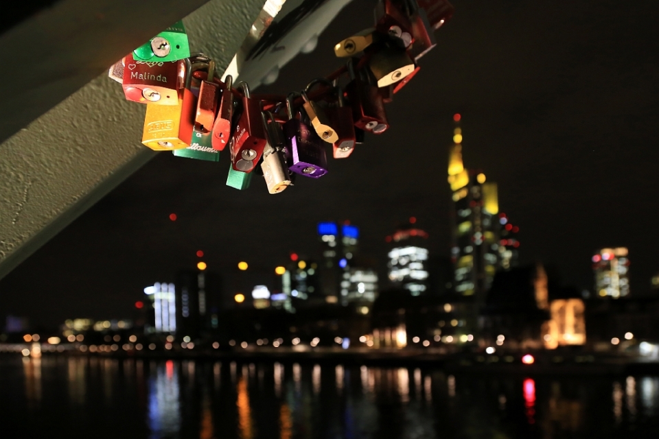 Love locks, Eiserner Steg, Iron Footbridge, Main river, Frankfurt am Main, Germany, fotoeins.com