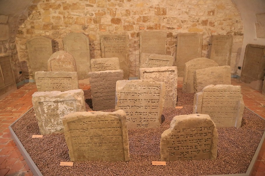 Grabsteine, Judenkirchhof, Judaica, Reichsstadtmuseum, Altstadt, Rothenburg ob der Tauber, Germany, fotoeins.com