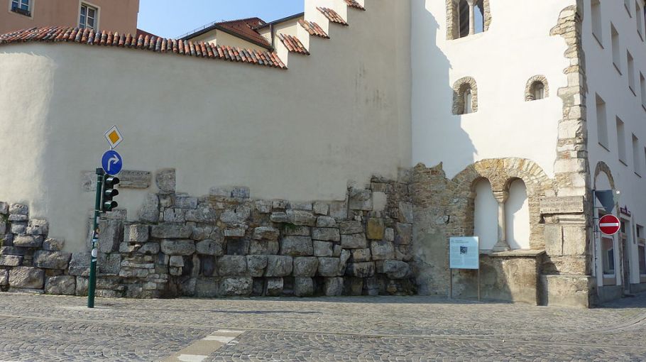 Northeast corner of old Roman fort, Regensburg, photo by Bernd Gross, Wikipedia, CC3 license