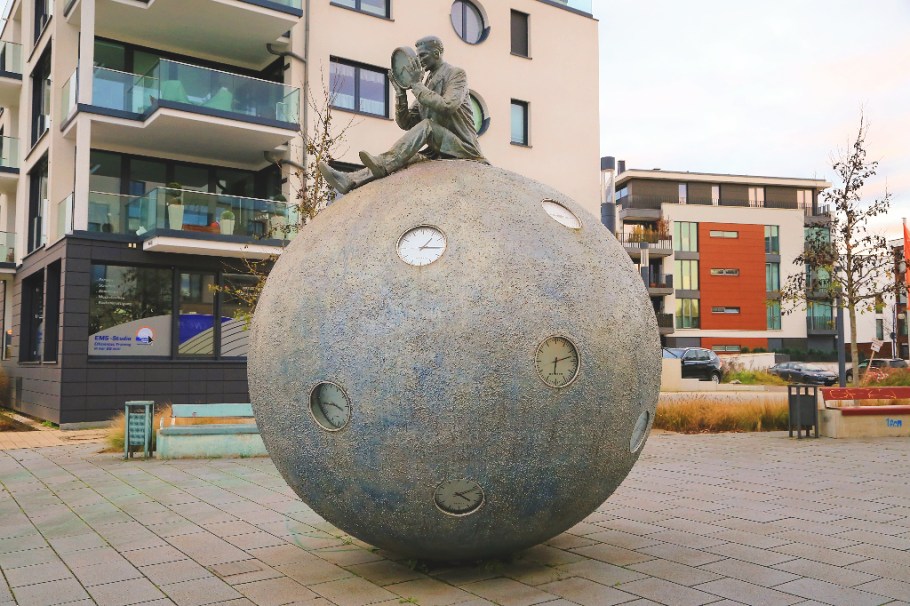 Lebenszeit, Zeitzaehler, Gloria Friedmann, Platz am Elbbahnhof, Magdeburg, Sachsen-Anhalt, Germany, fotoeins.com