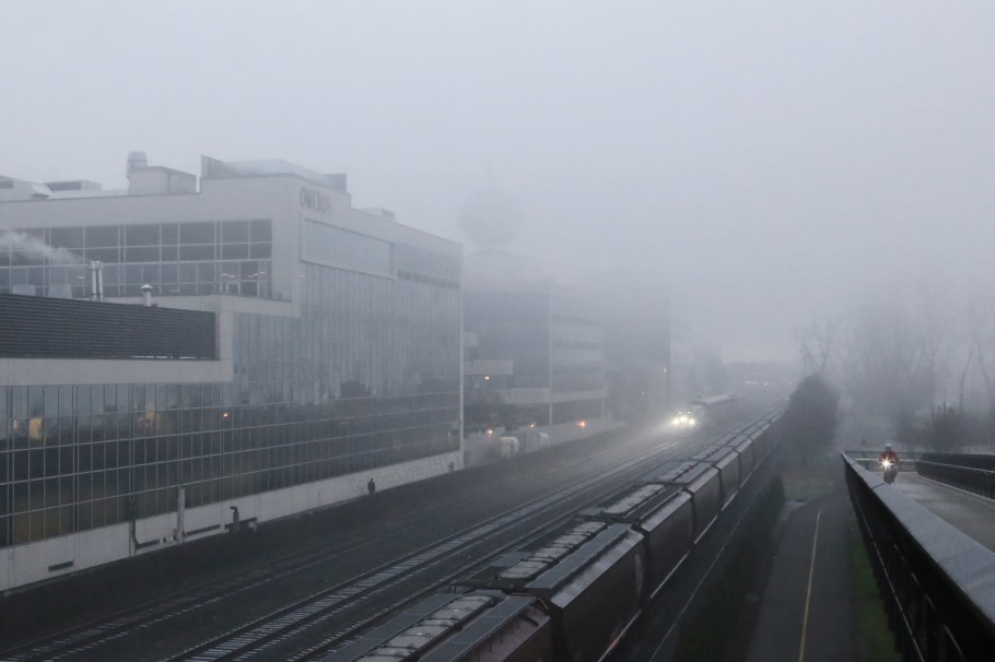 Morning fog, autumn fog, Seattle P-I globe, West Thomas St Overpass, Myrtle Edwards Park, Seattle, WA, USA, fotoeins.com