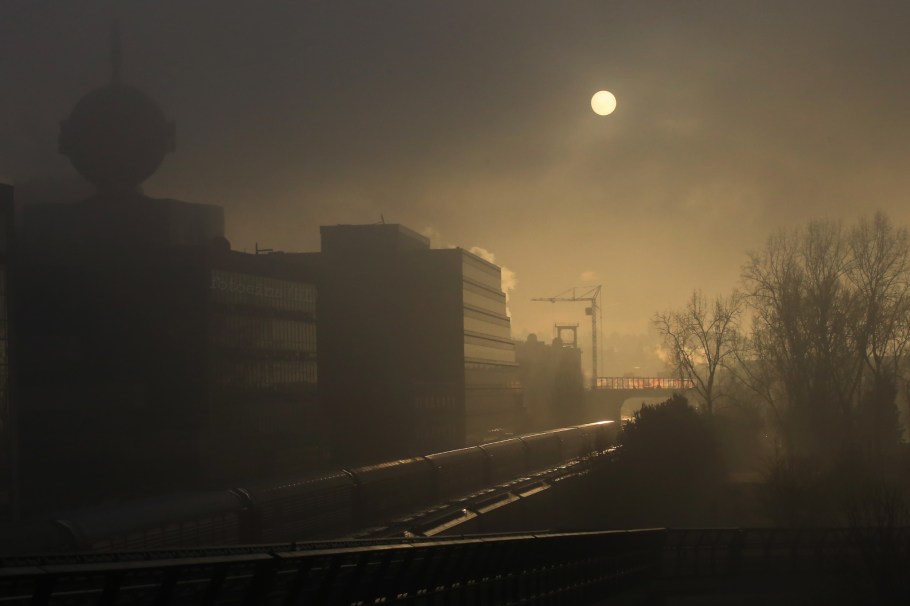 Morning fog, autumn fog, Seattle P-I globe, West Thomas St Overpass, Myrtle Edwards Park, Seattle, WA, USA, fotoeins.com