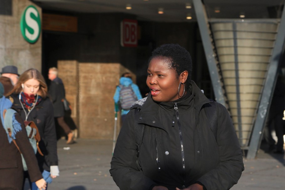 Face in the Crowd, Hardenbergplatz, Zoologischer Garten Station, Berlin, Germany, fotoeins.com