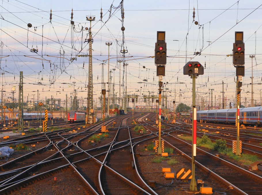 F Hbf, FFM, Frankfurt am Main Hauptbahnhof, Frankfurt am Main, Germany, fotoeins.com