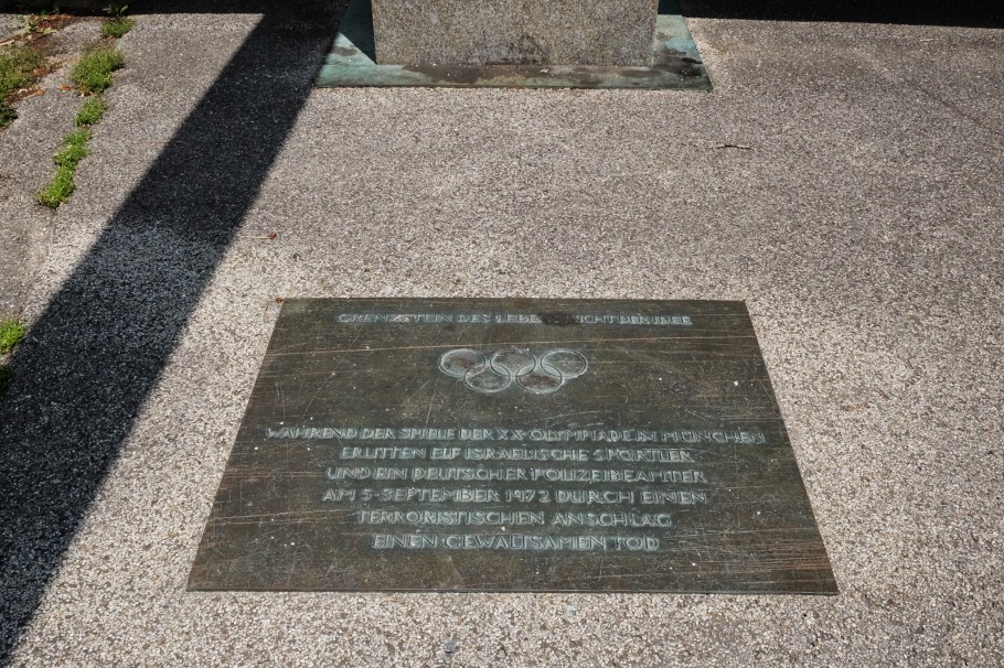 Denkmal für die Opfer des Olympiaattentats 1972, Klagebalken, Wailing Beam, Olympiapark, Muenchen, Munich, Bavaria, Bayern, Germany, fotoeins.com