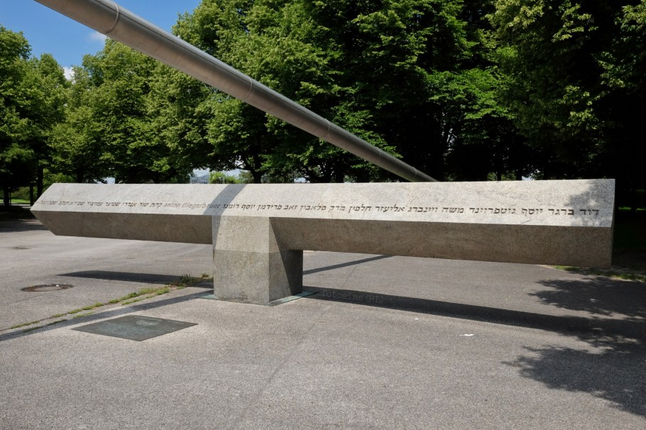 Denkmal für die Opfer des Olympiaattentats 1972, Klagebalken, Wailing Beam, Olympiapark, Muenchen, Munich, Bavaria, Bayern, Germany, fotoeins.com