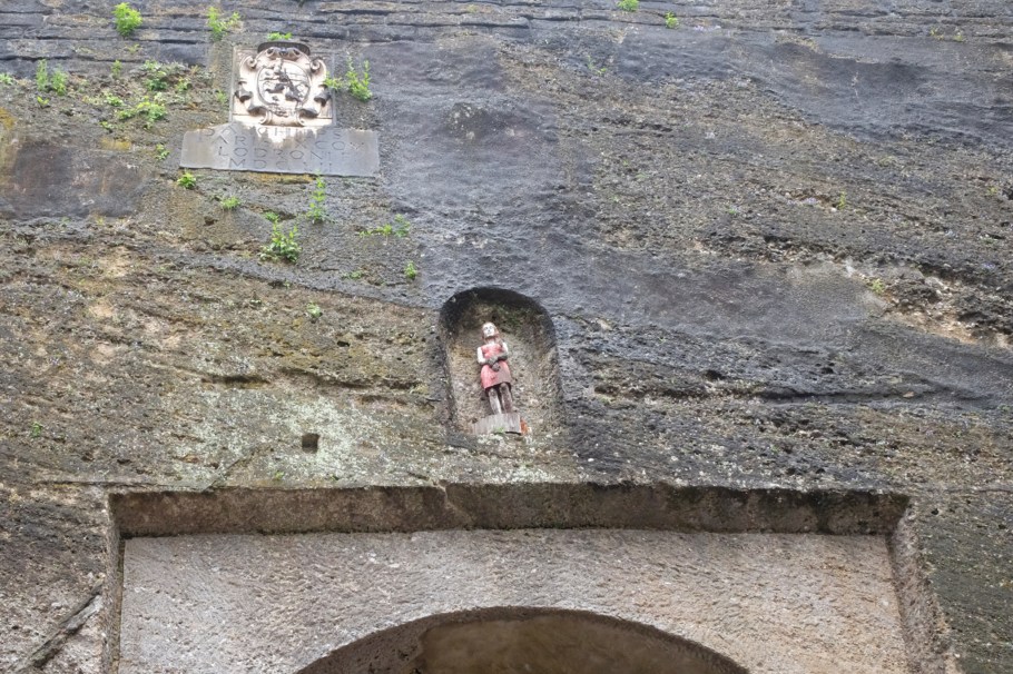 Stephan Balkenhol, Frau im Fels, Woman in the Rock, Walk of Modern Art, street art, Toscaninihof, Salzburg, Austria, Oesterreich, fotoeins.com