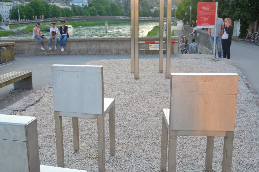 Marina Abramovic, Spirit of Mozart, Walk of Modern Art, street art, Staatsbrücke, Salzburg, Austria, Oesterreich, fotoeins.com