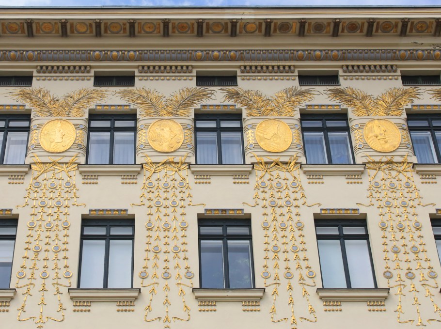 Wienzeilenhäuser, Musenhaus, Medaillonshaus, Linke Wienzeile 38, Otto Wagner, Vienna Modernism, Wiener Moderne, Wien, Vienna, Oesterreich, Austria, fotoeins.com