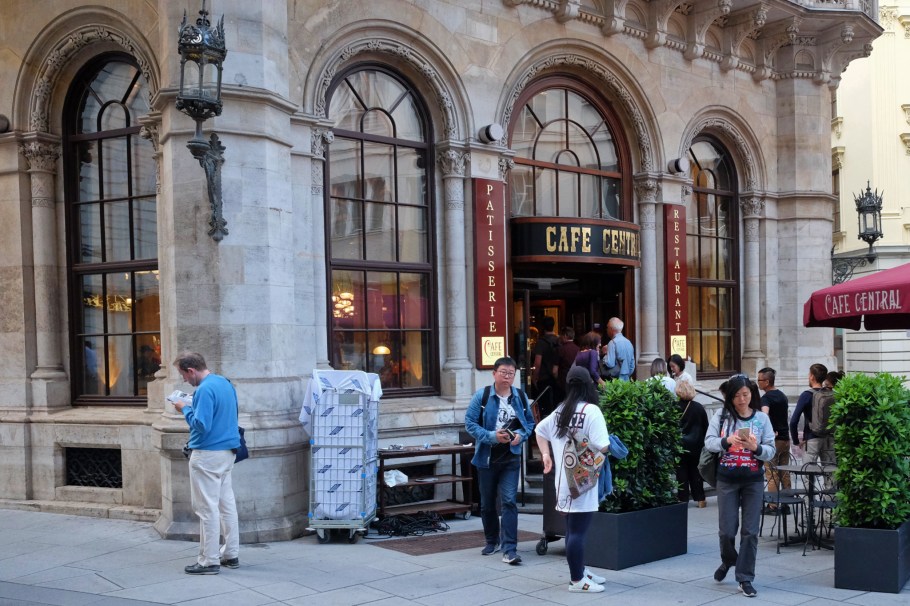 tourist queue, tourists, Cafe Central, Wien, Vienna, Austria, Oesterreich, fotoeins.com
