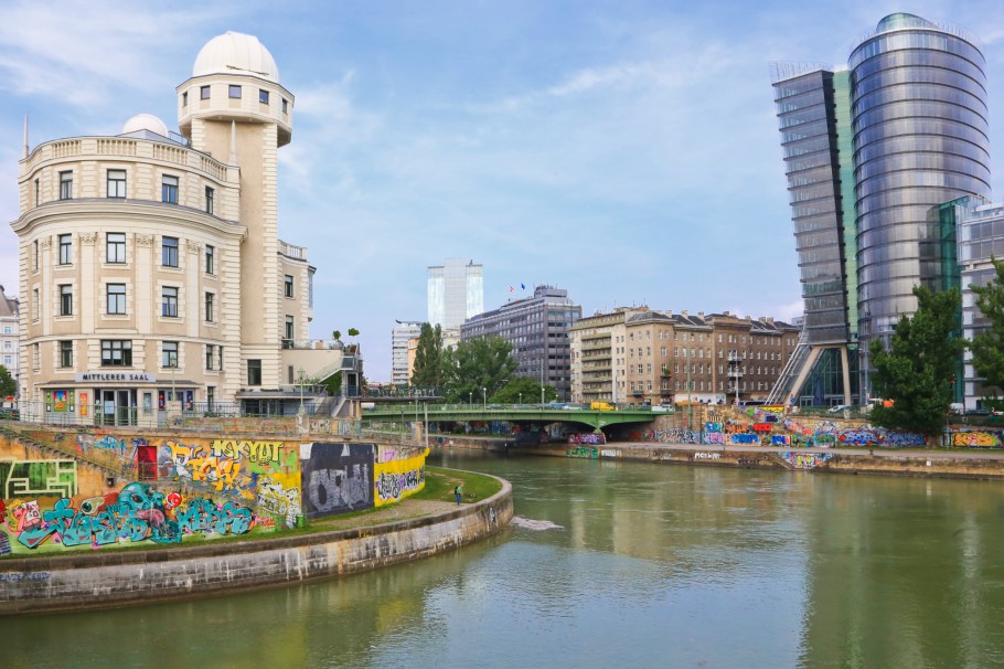 Urania, Uniqa, Wienfluss, Vienna river, Danube river, Danube, Donau, Vienna, Wien, Oesterreich, Austria, fotoeins.com