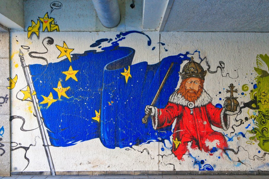 Sigismund, Holy Roman Emperor, flag of Europe, Graffiti fürs Konziljubiläum, Emin Hasirci, Alte-Rheinbrücke, Konstanz, Constance, Baden-Württemberg, Germany, Deutschland, fotoeins.com