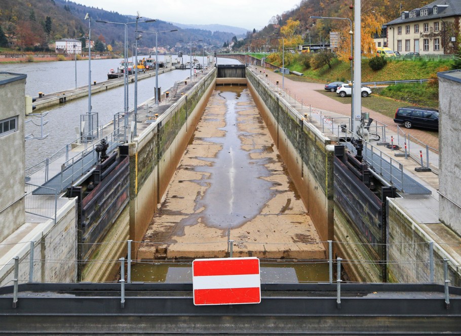 Schleuse, river locks, Neckar river, Heidelberg, Baden-Wuerttemberg, Germany, fotoeins.com