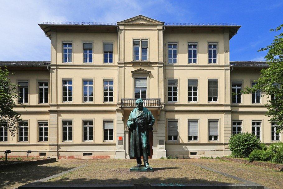 Bunsendenkmal, Robert Bunsen, Anatomiegarten, Altstadt, Old Town, Heidelberg, Baden-Württemberg, Germany, fotoeins.com