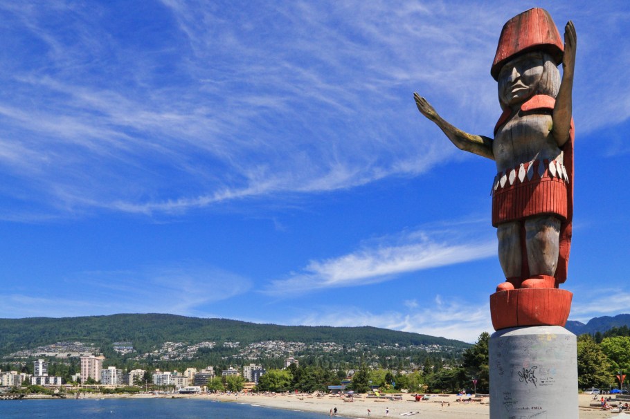 Squamish Welcome Figure, Guardian Woman, Squamish, First Nations, Stan Joseph, Wes Nahanee, Ambleside, West Vancouver, BC, Canada, fotoeins.com