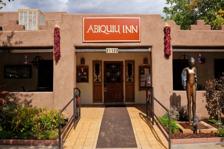 Abiquiu Inn, O'Keeffe Visitor Center, Georgia O'Keeffe Museum, Georgia O'Keeffe, Abiquiu, Santa Fe, New Mexico, USA, fotoeins.com
