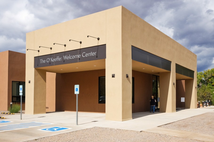 Abiquiu Inn, O'Keeffe Visitor Center, Georgia O'Keeffe Museum, Georgia O'Keeffe, Abiquiu, Santa Fe, New Mexico, USA, fotoeins.com