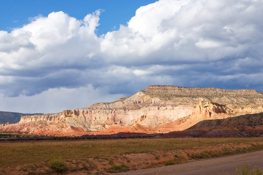 O'Keeffe Country, Ghost Ranch, Chimney Rock, Georgia O'Keeffe, US 84, US route 84, Abiquiu, New Mexico, USA, fotoeins.com