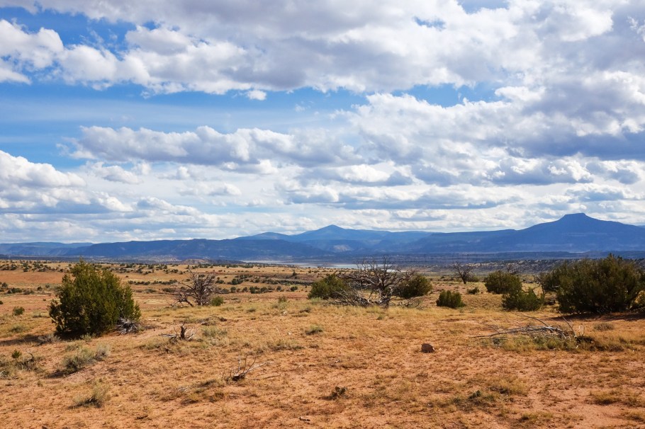 O'Keeffe Country, Pedernal, Abiquiu Reservoir, Ghost Ranch, Georgia O'Keeffe, US 84, US route 84, Abiquiu, New Mexico, USA, fotoeins.com