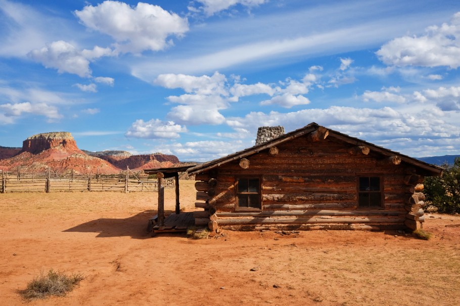 O'Keeffe Country, City Slickers Cabin, Ghost Ranch, Georgia O'Keeffe, US 84, US route 84, Abiquiu, New Mexico, USA, fotoeins.com