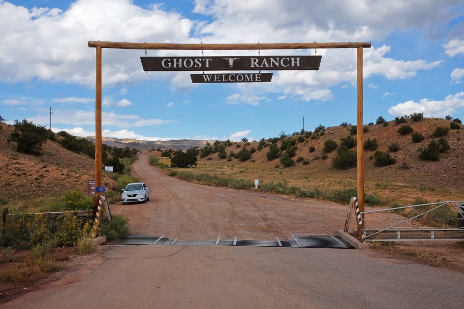 O'Keeffe Country, Ghost Ranch, Georgia O'Keeffe, US 84, US route 84, Abiquiu, New Mexico, USA, fotoeins.com