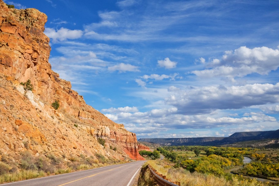 Red Rocks, O'Keeffe Country, Georgia O'Keeffe, Rio Chama, Chama river, US 84, US route 84, Abiquiu, New Mexico, USA, fotoeins.com