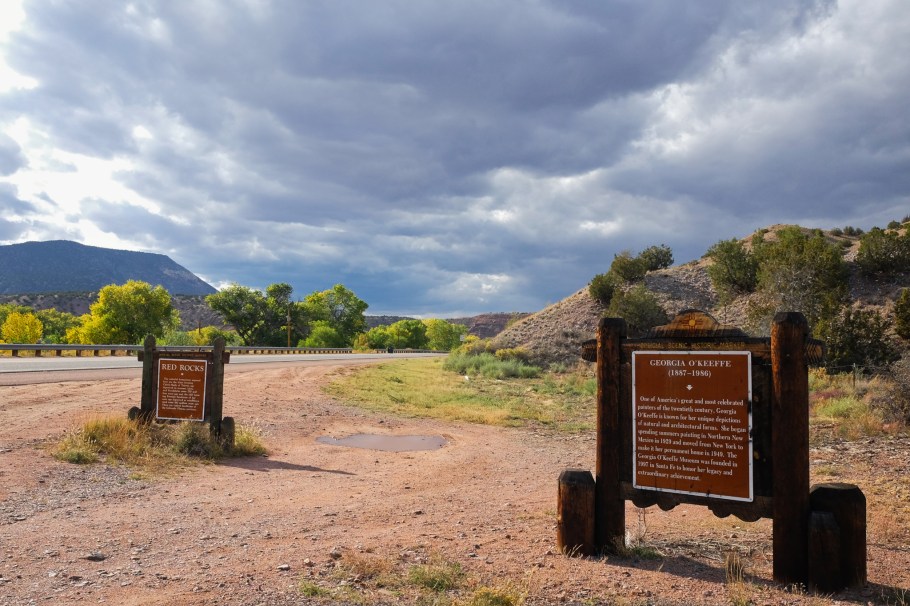 Official Scenic Historic Markers, New Mexico Historic Preservation Division, O'Keeffe Country, Georgia O'Keeffe, US 84, US route 84, Abiquiu, New Mexico, USA, fotoeins.com