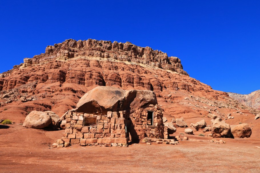 Blanche Russell Rock Houses, US-89A, US route 89A, Vermilion Cliffs, Soap Creek, Colorado Plateau, Cliff Dwellers, Arizona, USA, fotoeins.com