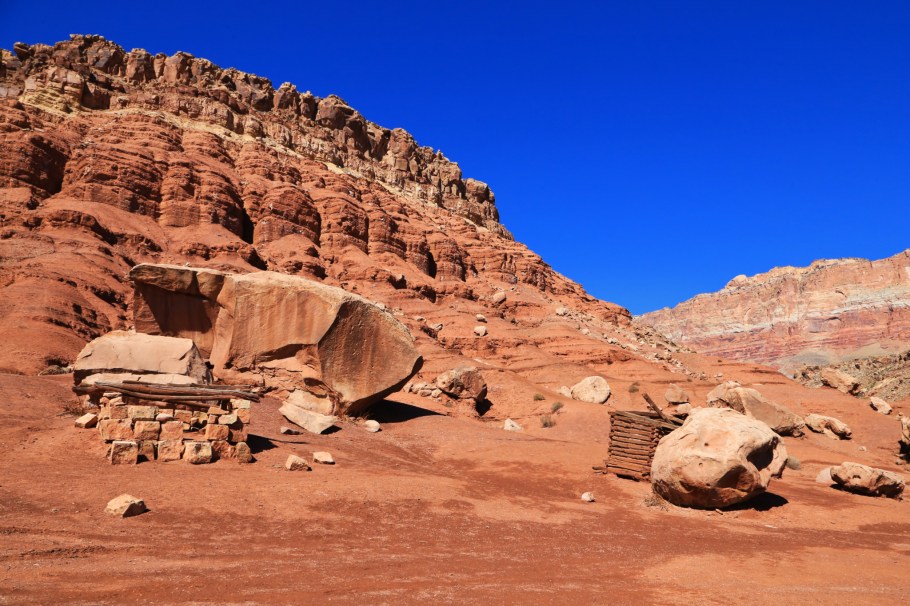 Blanche Russell Rock Houses, US-89A, US route 89A, Vermilion Cliffs, Soap Creek, Colorado Plateau, Cliff Dwellers, Arizona, USA, fotoeins.com