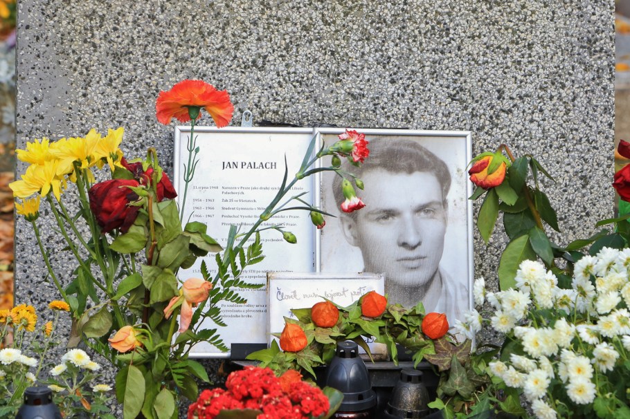 Hrob Jana Palacha, Jan Palach, Olšany Cemetery, Olšanské hřbitovy, Prague, Prag, Praha, Czech Republic, fotoeins.com