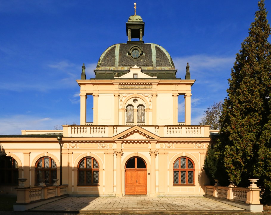 Obřadní síň, Ceremonial Hall, Nový židovský hřbitov, New Jewish Cemetery, Olšany Cemetery, Olšanské hřbitovy, Prague, Prag, Praha, Czech Republic, fotoeins.com