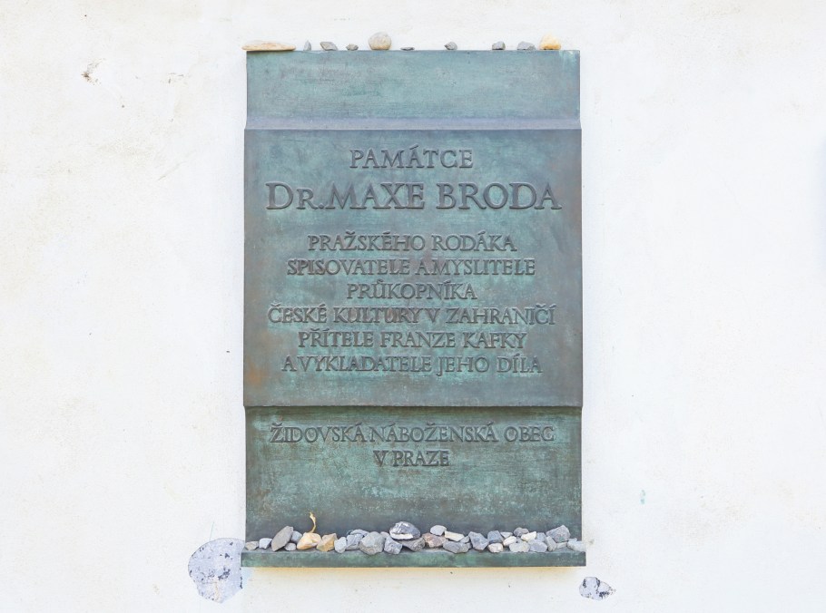 Pamětní deska Maxe Broda, Memorial plaque Max Brod, Max Brod, Nový židovský hřbitov, New Jewish Cemetery, Olšany Cemetery, Olšanské hřbitovy, Prague, Prag, Praha, Czech Republic, fotoeins.com
