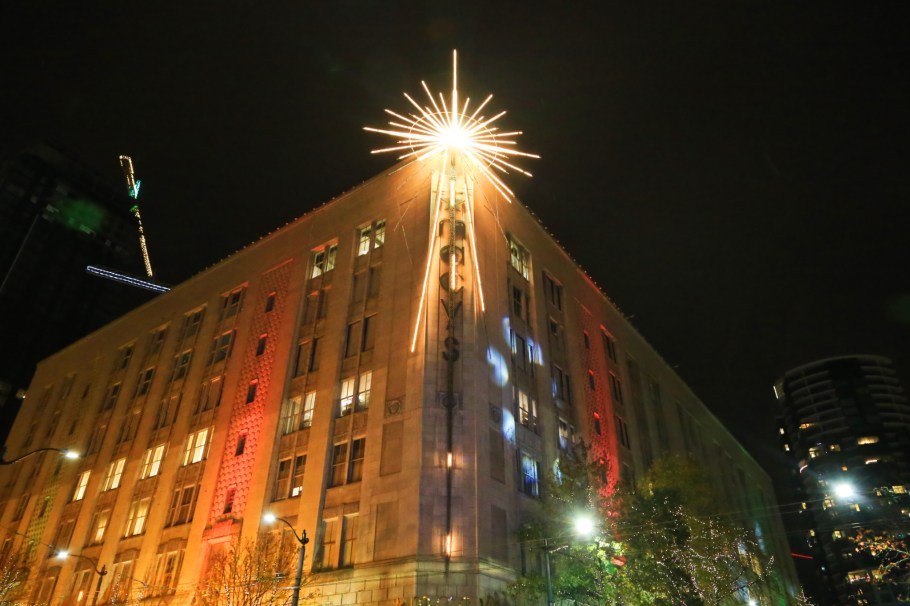Macy's, Bon Marche building, The Bon, Thanksgiving, holiday star, Seattle, Washington, USA, fotoeins.com