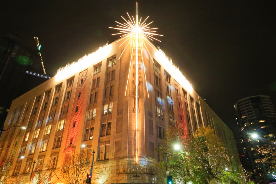 Macy's, Bon Marche building, The Bon, Thanksgiving, holiday star, Seattle, Washington, USA, fotoeins.com