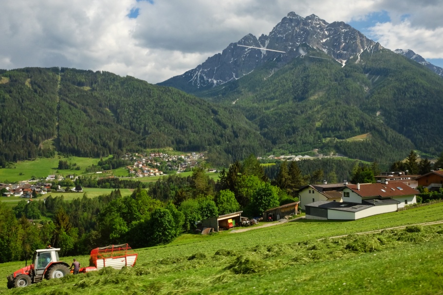 Stubaitalbahn, Telfes im Stubai, Telfes, Serles, Stubaital, Stubaier Alpen, Stubai Alps, Tirol, Tyrol, Austria, Oesterreich, fotoeins.com