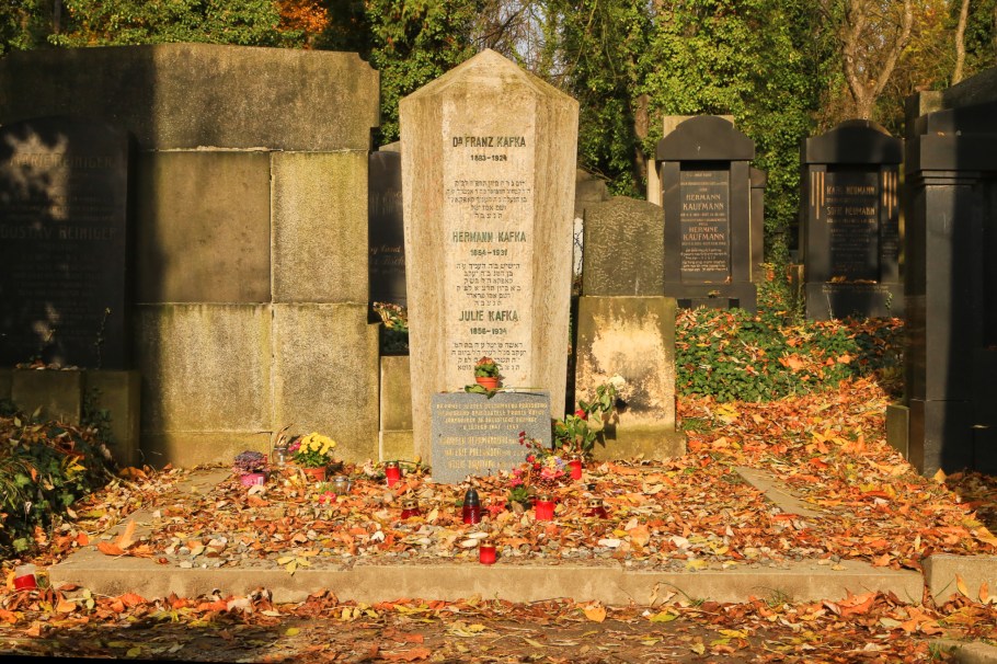 Franz Kafka grave, Franz Kafka, Nový židovský hřbitov, New Jewish Cemetery, Olšany Cemetery, Olšanské hřbitovy, Prague, Prag, Praha, Czech Republic, fotoeins.com