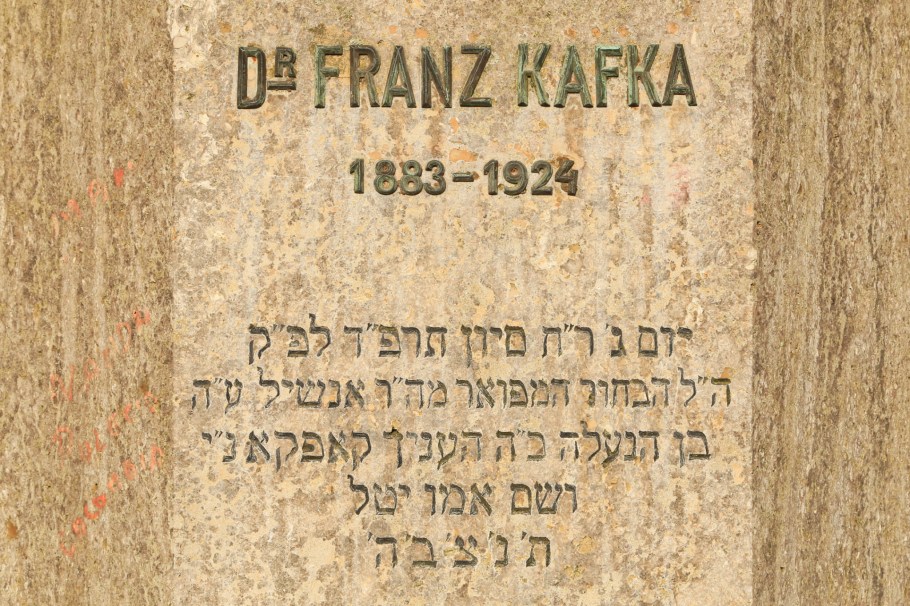 Franz Kafka grave, Franz Kafka, Nový židovský hřbitov, New Jewish Cemetery, Olšany Cemetery, Olšanské hřbitovy, Prague, Prag, Praha, Czech Republic, fotoeins.com