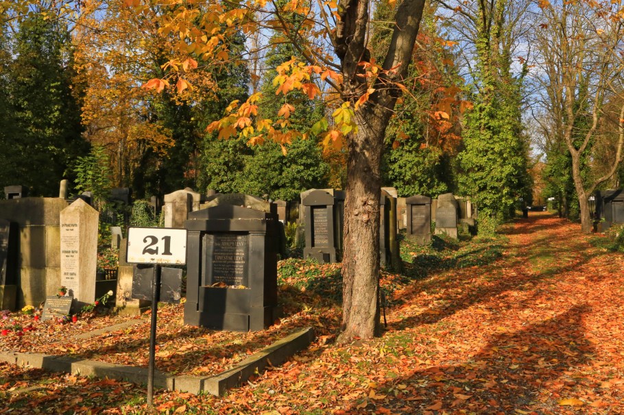 Franz Kafka grave, Franz Kafka, Nový židovský hřbitov, New Jewish Cemetery, Olšany Cemetery, Olšanské hřbitovy, Prague, Prag, Praha, Czech Republic, fotoeins.com